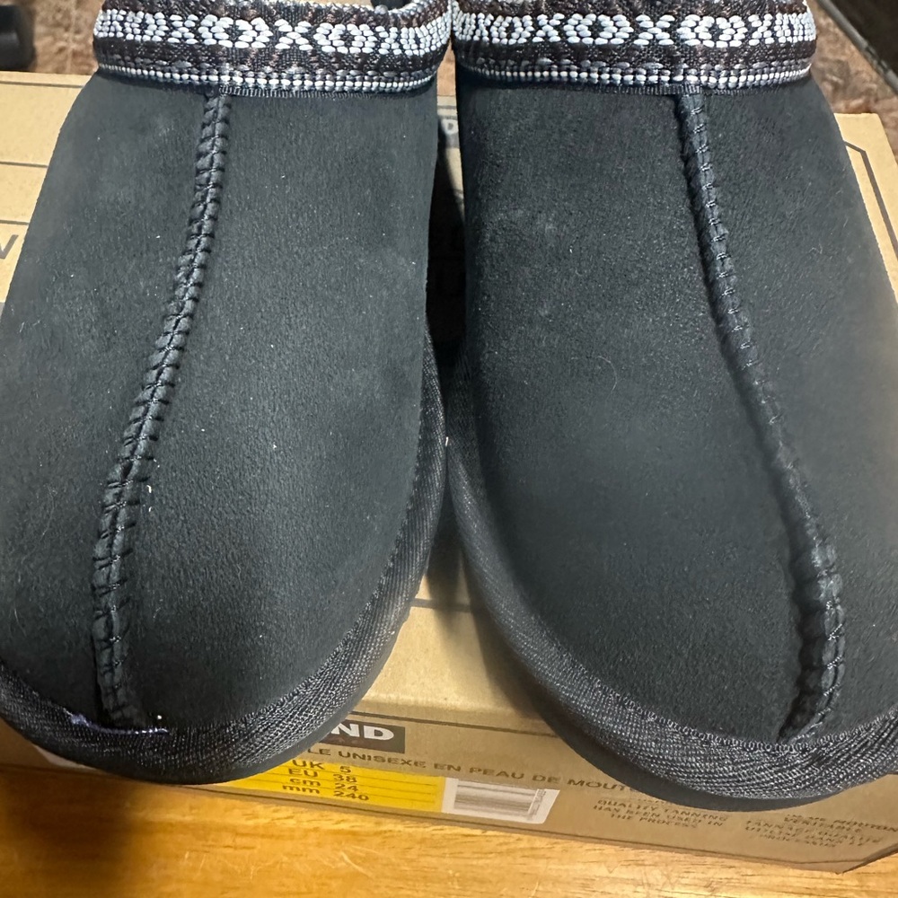 BNB Unisex 100 % Shearling Slippers in Black . Men’s Size 6 / Womens Size 7